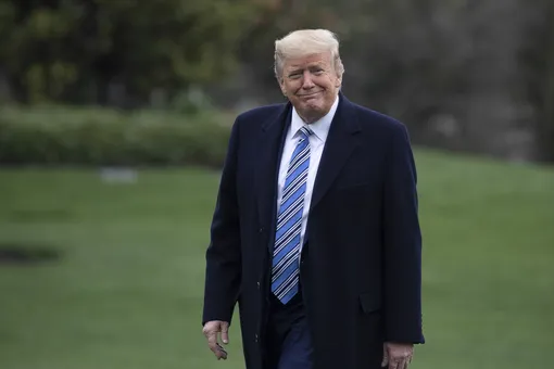 Дональд Трамп сыграл в гольф под трек Скриптонита