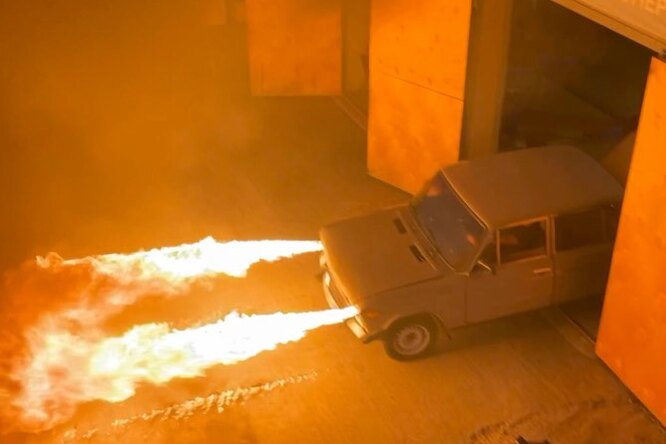 Блогер-автомеханик из Краснодара построил «шестерку» с огнеметом. Машина не сгорела!