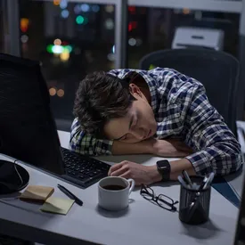 В Китае мужчина умер после многолетней переработки. Через несколько часов после смерти ему дали срочное рабочее задание