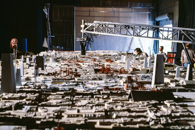 «Возвращение джедая» (1983): поверхность Звезды смерти снимают на камеру Dykstraflex, за которой присматривают Ричард Эдлунд (на фото он сидит слева) и оператор по спецэффектам Билл Нил.