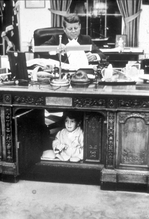 Джон Ф. Кеннеди-младший играет в Овальном кабинете, пока его отец работает,