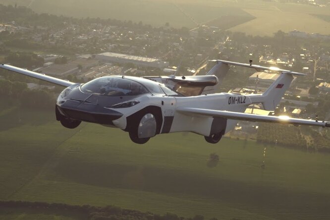Летающая машина AirCar совершила первый междугородний полет. Она трансформируется из автомобиля в самолет за 2 минуты 15 секунд