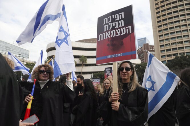 В Тель-Авиве прошла массовая акция протеста против правовой реформы. На митинг вышли более 80 тысяч человек