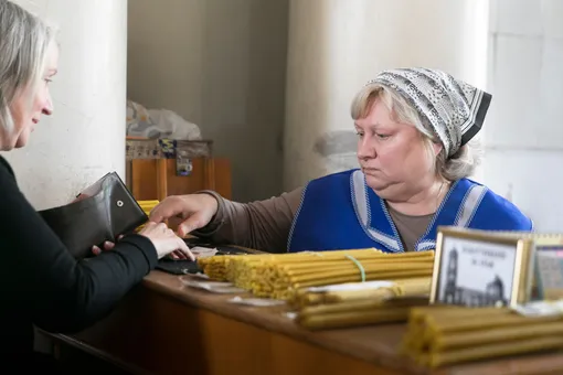 Названы самые распространенные профессии среди женщин в России. На первом месте — продавщица