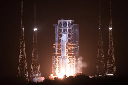 Китай запустил на Луну ракету с зондом для сбора грунта. В случае успеха это будет первая беспилотная миссия по доставке образцов на Землю