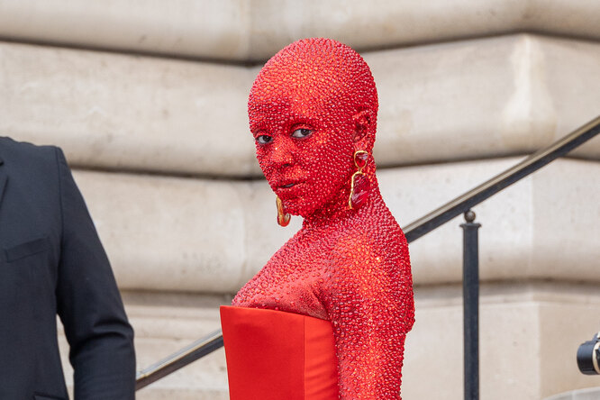 Посмотрите на образ Doja Cat с полностью красным лицом и 30 000 кристаллов на теле Посмотрите на образ Doja Cat с полностью красным лицом и 30 000 кристаллов на теле