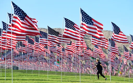 Американские флаги и флаги иностранных государств, потерявших своих граждан в теракте 11 сентября, с момента которого прошло 20 лет.