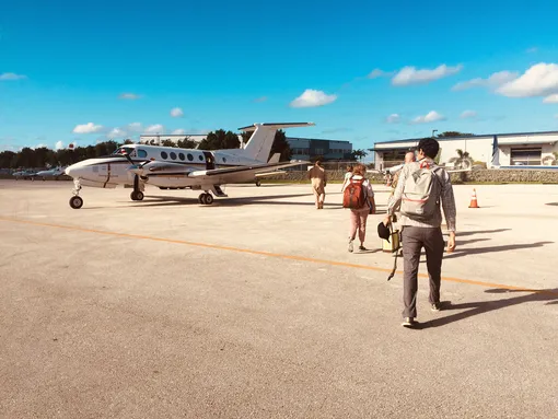 Журналист Латиф Нассер поднимается на борт самолета, летящего в Гуантанамо