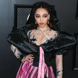 Певица FKA twigs обвинила актера Шайю ЛаБафа в сексуальном и физическом насилии Певица FKA twigs обвинила актера Шайю ЛаБафа в сексуальном и физическом насилии