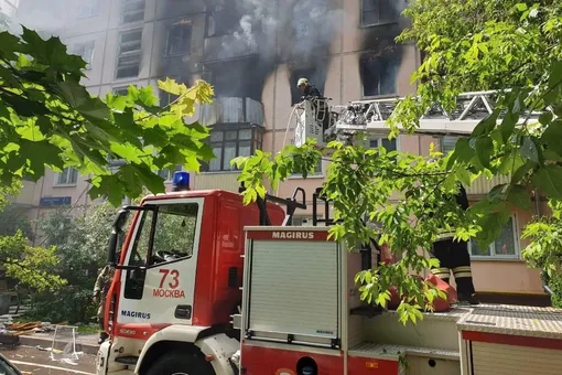 В жилом доме на западе Москвы произошел взрыв и начался пожар. Есть пострадавшие