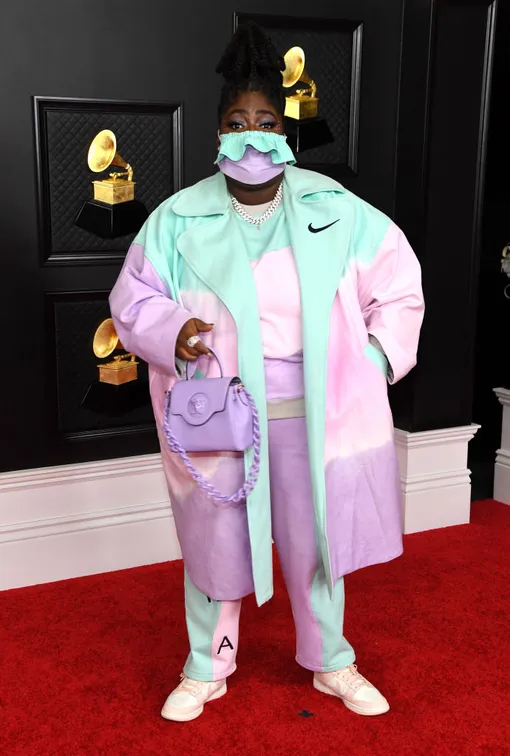 Chika в Nike и с сумкой Versace Chika в Nike и с сумкой Versace