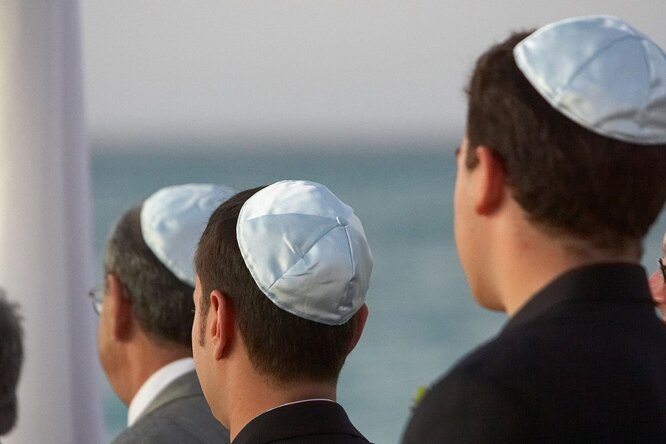 Евреям не рекомендуют повсеместно носить кипу в Германии, прокомментировал уполномоченный правительства ФРГ