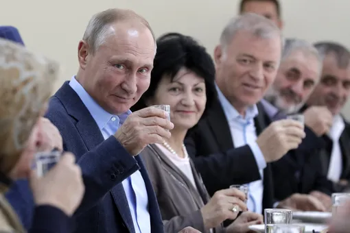 Путин выпил стопку водки с ополченцами в Дагестане. Он обещал это 20 лет назад