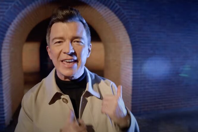 Рик Эстли повторил свой знаменитый клип Never Gonna Give You Up спустя 35 лет после его выхода Рик Эстли повторил свой знаменитый клип Never Gonna Give You Up спустя 35 лет после его выхода