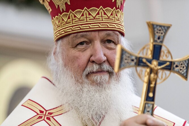 Патриарх Кирилл упал во время литургии. Он объяснил свое падение законами физики
