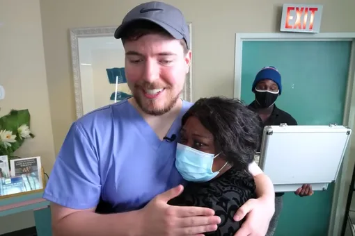 Видеоблогер MrBeast оплатил операции по восстановлению зрения 1000 незрячим и подвергся критике в соцсетях Видеоблогер MrBeast оплатил операции по восстановлению зрения 1000 незрячим и подвергся критике в соцсетях