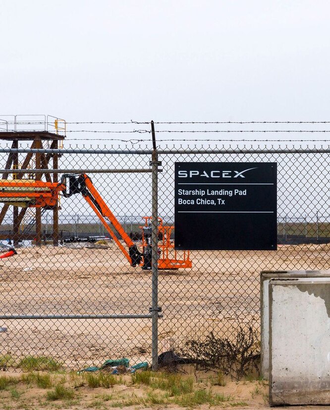 SpaceX установили забор, чтобы совладать с излишне любопытными зеваками. Но стартовая площадка все равно находится прямо у дороги