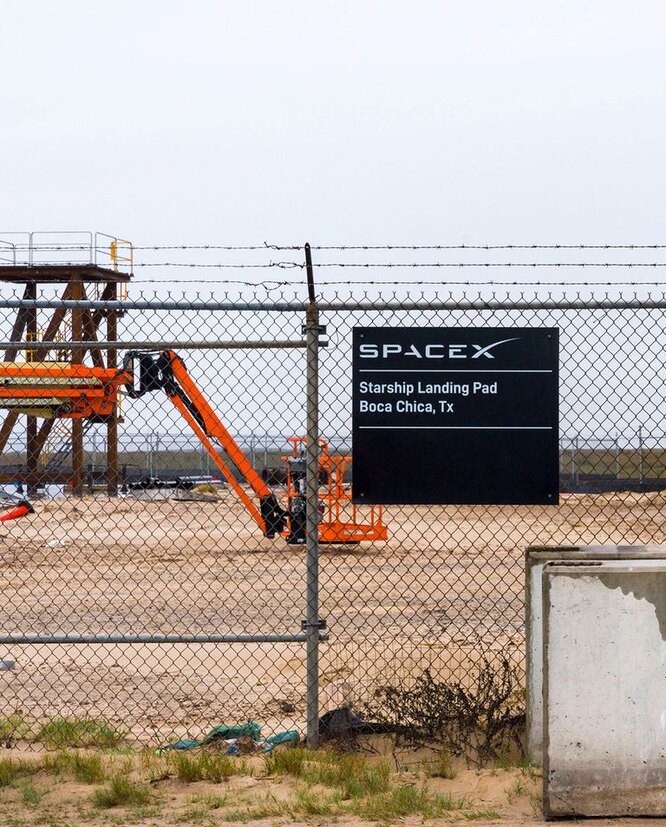 SpaceX установили забор, чтобы совладать с излишне любопытными зеваками. Но стартовая площадка все равно находится прямо у дороги SpaceX установили забор, чтобы совладать с излишне любопытными зеваками. Но стартовая площадка все равно находится прямо у дороги