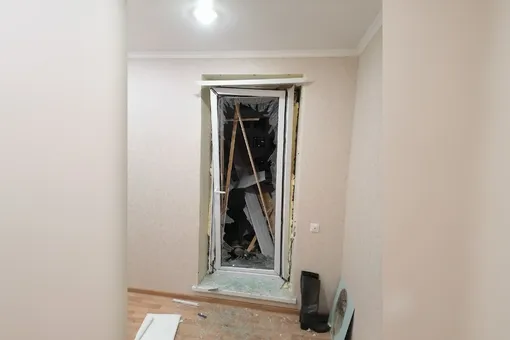 «Балкон полностью разворочен, дверь выбило, везде стекло»: в Набережных Челнах на балкон жилой квартиры залетела петарда «Балкон полностью разворочен, дверь выбило, везде стекло»: в Набережных Челнах на балкон жилой квартиры залетела петарда