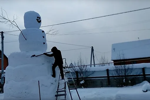 Студент из Тюменской области слепил снеговика ростом с двухэтажный дом