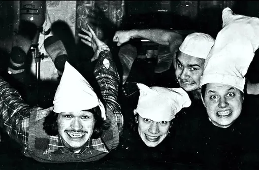 Юный Цой тусуется с панками, 1979 Юный Цой тусуется с панками, 1979