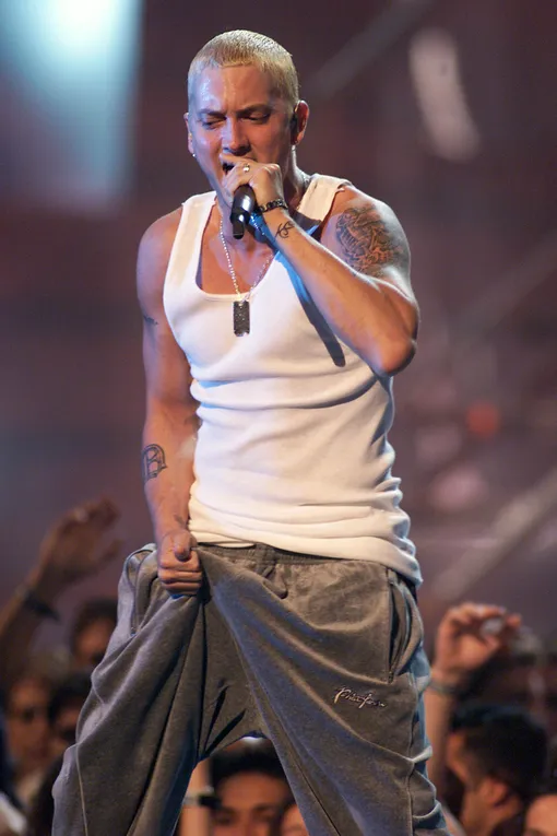 Эминем выступает на церемонии вручения наград MTV Video Music Awards 2000 в Radio City Music Hall в Нью-Йорке, 7 сентября 2000 года.