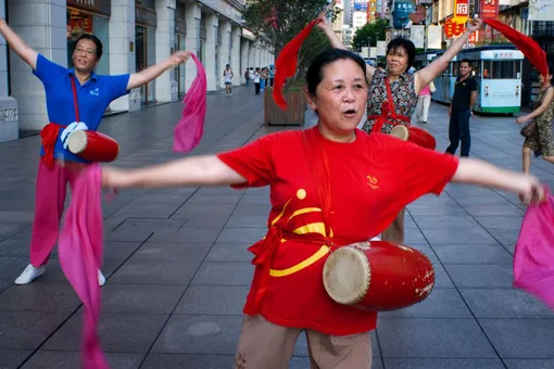 В Китае молодежь объявила войну танцующим бабушкам, заполонившим уличные пространства. Для их разгона выпустили «волшебные устройства»