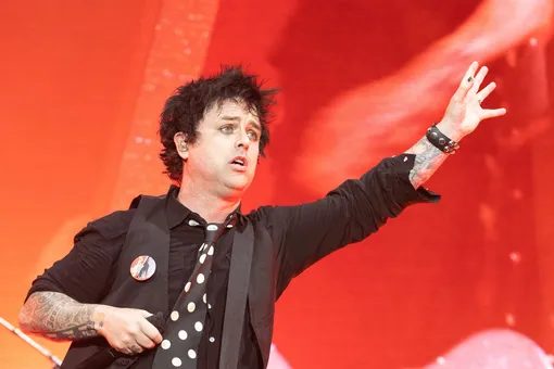 Лидер Green Day Билли Джо Армстронг пообещал отказаться от гражданства США из-за отмены конституционного права на аборты