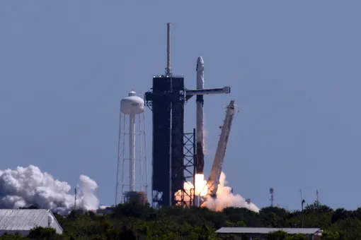 SpaceX отправила на МКС первый экипаж, состоящий только из туристов