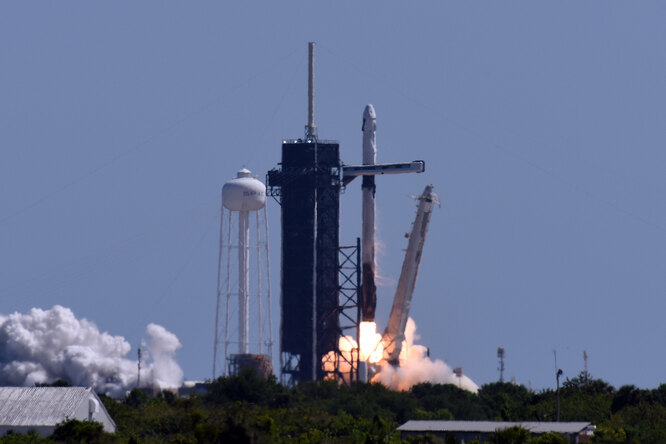 SpaceX отправила на МКС первый экипаж, состоящий только из туристов