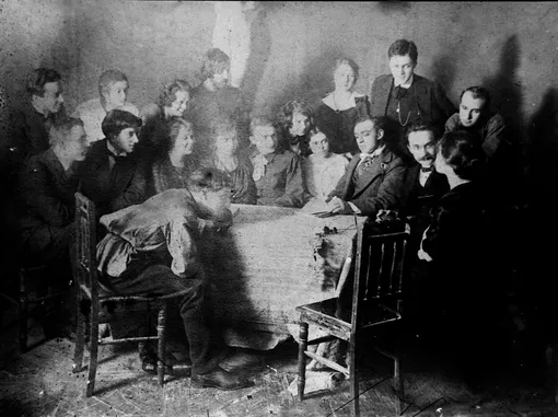 Евгений Вахтангов с участниками спектакля «Усадьба Ланиных» по пьесе Б. Зайцева, весна 1914 года