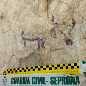 В Испании мужчина облил водой наскальные рисунки возрастом 6000 лет, чтобы сделать более качественную фотографию для соцсетей