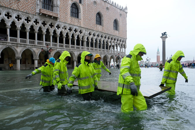 Рабочие во время наводнения около Дворца Дожей на площади Святого Марка