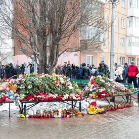 Жители Кемерова несут цветы и свечи к сгоревшему торговому центру Жители Кемерова несут цветы и свечи к сгоревшему торговому центру