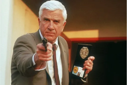 Режиссер оригинального «Голого пистолета» назвал ремейк фильма «попыткой скопировать» его стиль ради прибыли Режиссер оригинального «Голого пистолета» назвал ремейк фильма «попыткой скопировать» его стиль ради прибыли