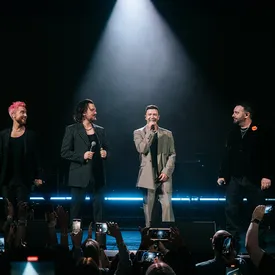 Джастин Тимберлейк впервые за 11 лет спел с группой NSYNC. Они исполнили хиты Girlfriend, Bye Bye Bye и It’s Gonna Be Me Джастин Тимберлейк впервые за 11 лет спел с группой NSYNC. Они исполнили хиты Girlfriend, Bye Bye Bye и It’s Gonna Be Me