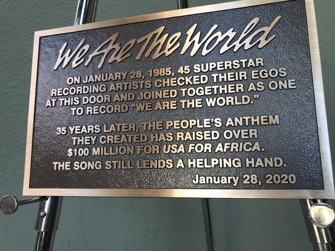 Памятная табличка, установленная к 35-летию записи песни We Are The World в Голливуде, январь 2020