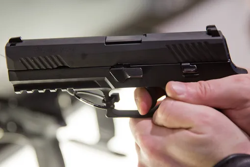 Подросток в Сургуте угрожал родителям пистолетом за то, что они заставляли его идти в школу