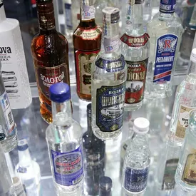Водка не вошла в топ-50 покупок россиян в алкомаркетах. В июле там чаще всего покупали медицинские маски Водка не вошла в топ-50 покупок россиян в алкомаркетах. В июле там чаще всего покупали медицинские маски