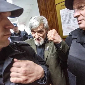 Верховный суд Карелии увеличил срок историку Юрию Дмитриеву с 3,5 года до 13 лет колонии. Его обвиняют в педофилии