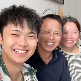 В Китае мужчина воссоединился со своей семьей спустя 21 год. В детстве его похитили на рынке