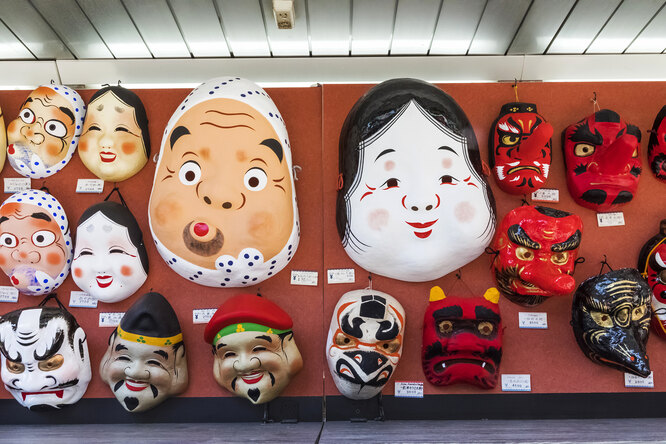 Торговая улица Накамисэ, сувенирный магазин с масками, Токио