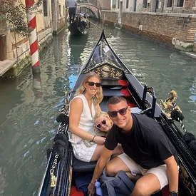 Пара уволилась с работы и забрала свою дочь из школы, чтобы отправиться в кругосветное путешествие