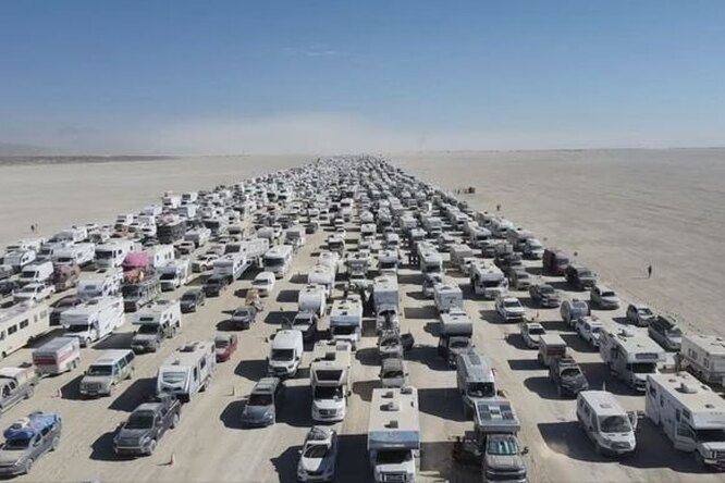 Организаторы фестиваля Burning Man в штате Невада открыли дороги для выезда участников