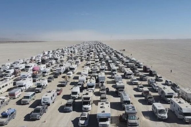 Организаторы фестиваля Burning Man в штате Невада открыли дороги для выезда участников Организаторы фестиваля Burning Man в штате Невада открыли дороги для выезда участников