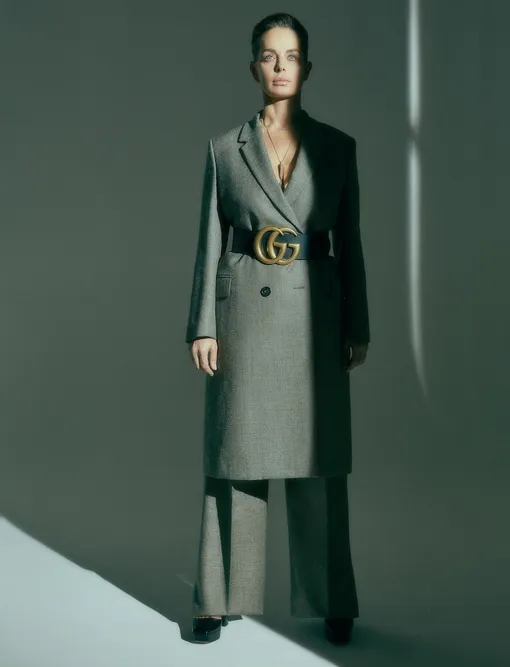 Пальто и брюки Fendi; ремень Gucci; туфли Prada