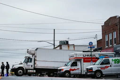 В Нью-Йорке обнаружили десятки тел в грузовиках возле похоронного бюро