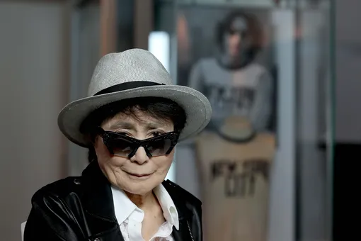 Сын Джона Леннона изобретательно поздравил Йоко Оно с 90-летием. Он создал виртуальную версию ее культовой инсталляции «Дерево желаний»