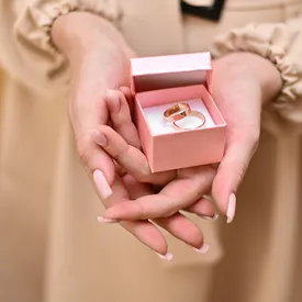 В Британии девочка случайно выкинула обручальные кольца родителей. Их чудом удалось найти на свалке спустя несколько дней В Британии девочка случайно выкинула обручальные кольца родителей. Их чудом удалось найти на свалке спустя несколько дней