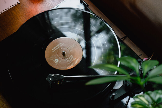 Духоподъемный плейлист от команды корнера виниловых пластинок Longpray Records Духоподъемный плейлист от команды корнера виниловых пластинок Longpray Records